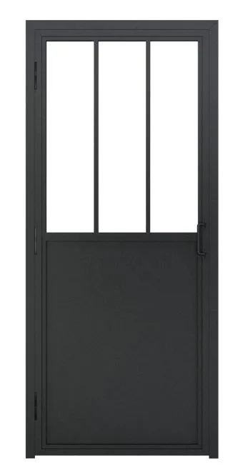 Uși de intrare din metal negru și sticlă